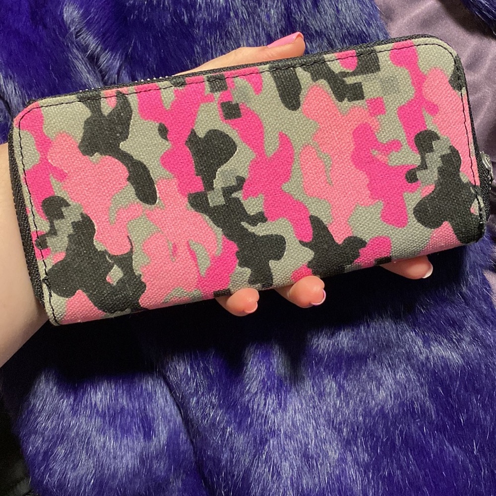 ✨WALLET✨ - Picture 2 of 3